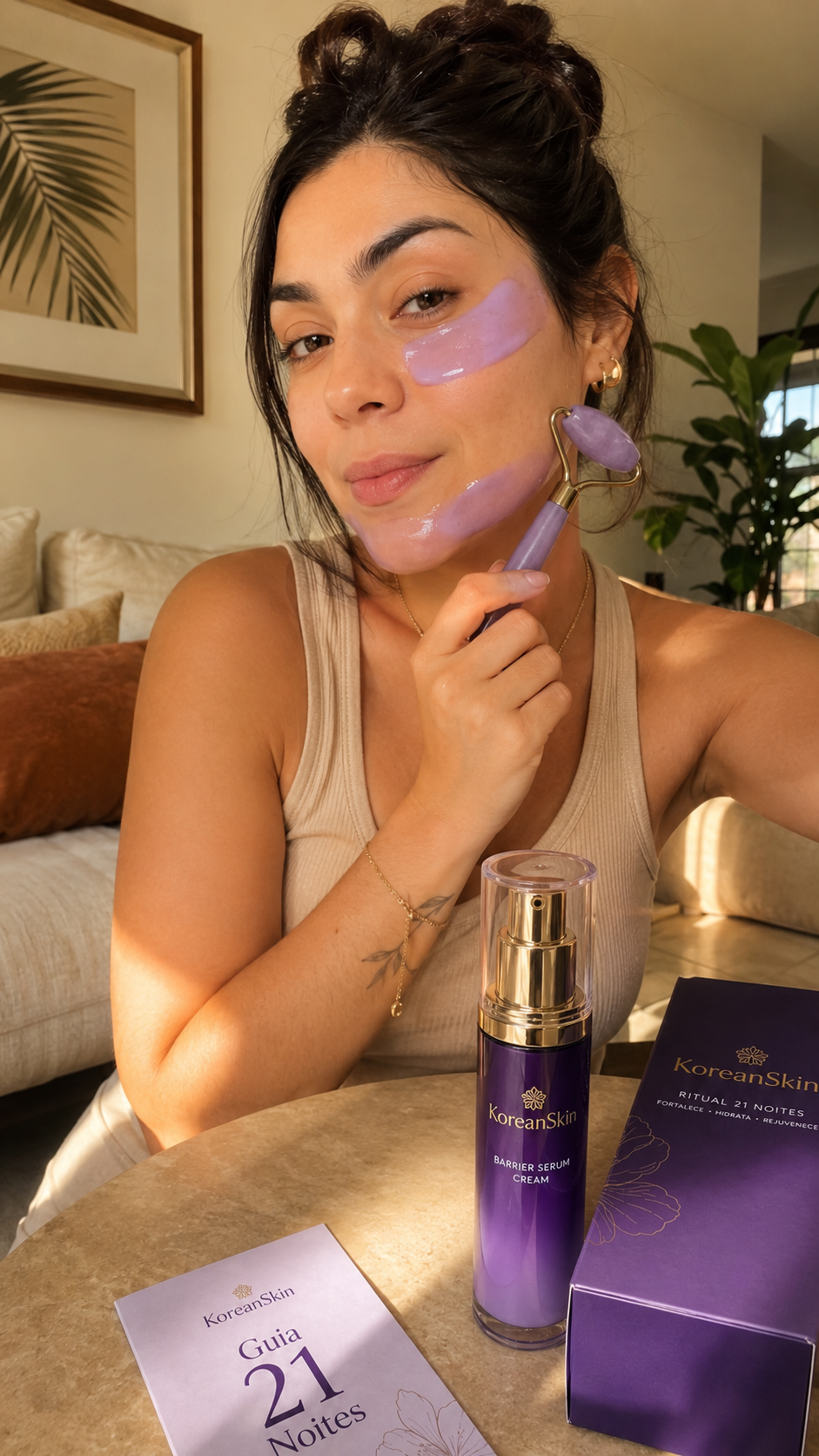 Cliente usando o massageador facial KoreanSkin na sala