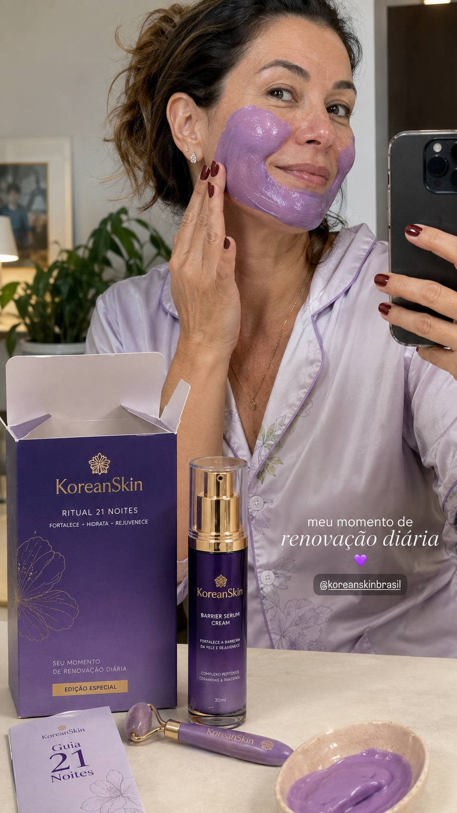 Cliente aplicando o creme KoreanSkin e gravando story