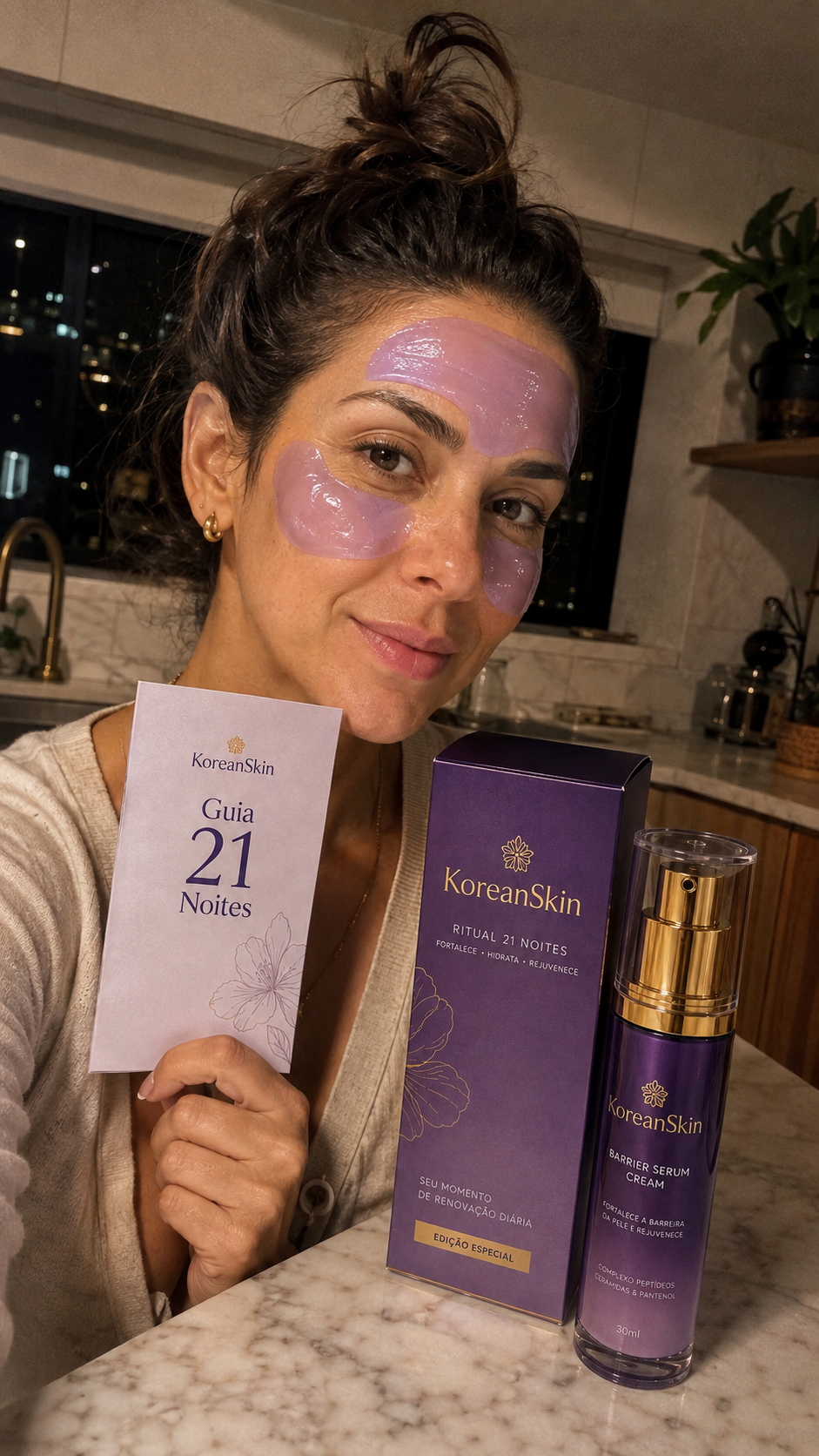 Cliente com máscara KoreanSkin segurando o Guia 21 Noites na cozinha