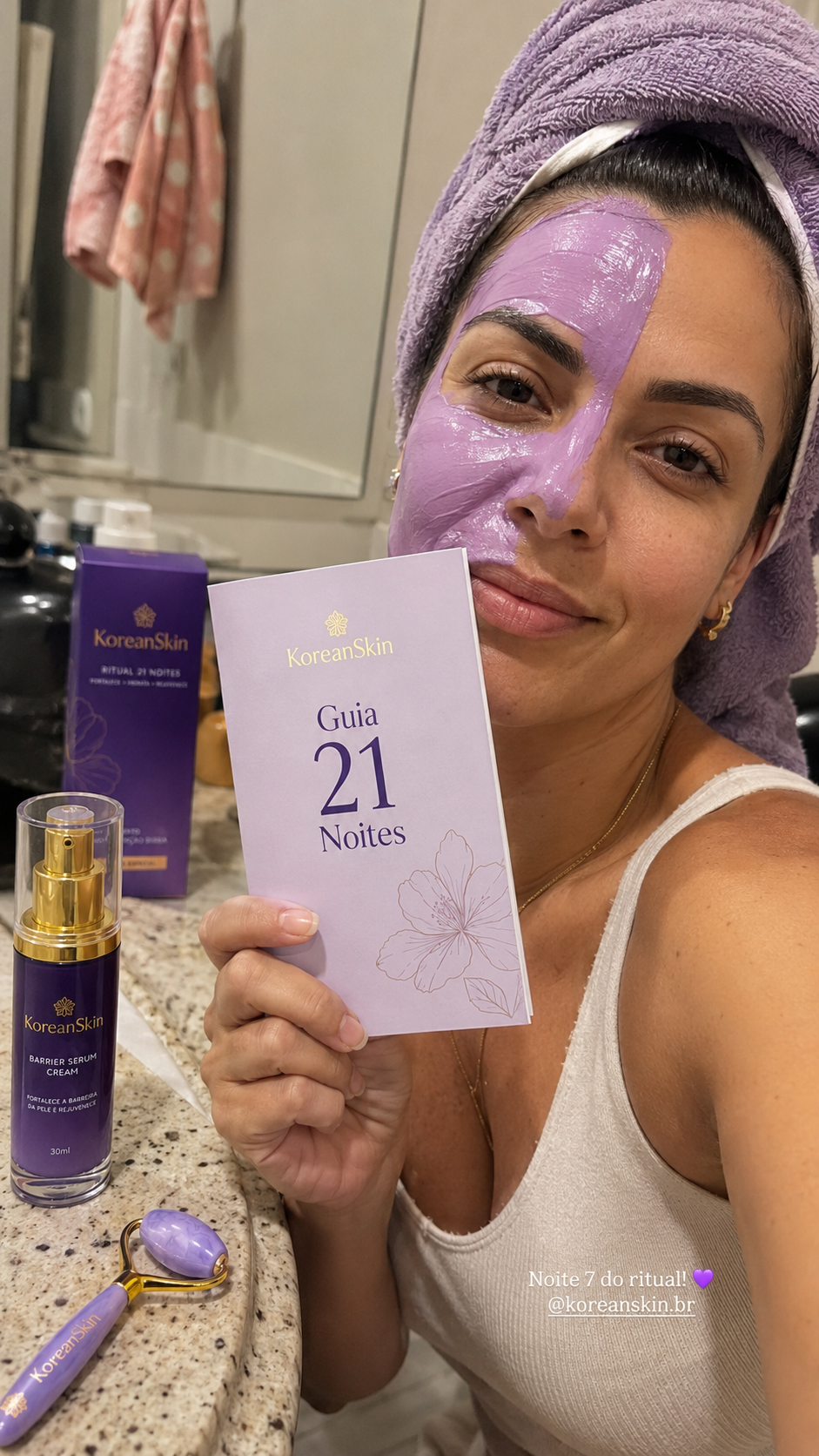 Cliente no banheiro mostrando o Guia 21 Noites na noite 7